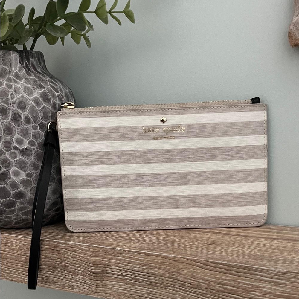 EUC Kate Spade Wristlet with Storybook lining
